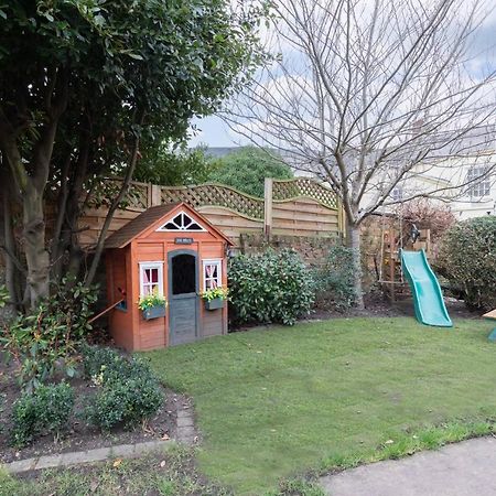 Beautiful 4 Bedroom Home Cheltenham Bagian luar foto