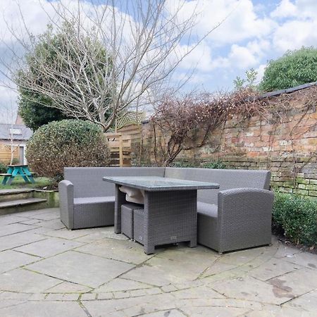 Beautiful 4 Bedroom Home Cheltenham Bagian luar foto