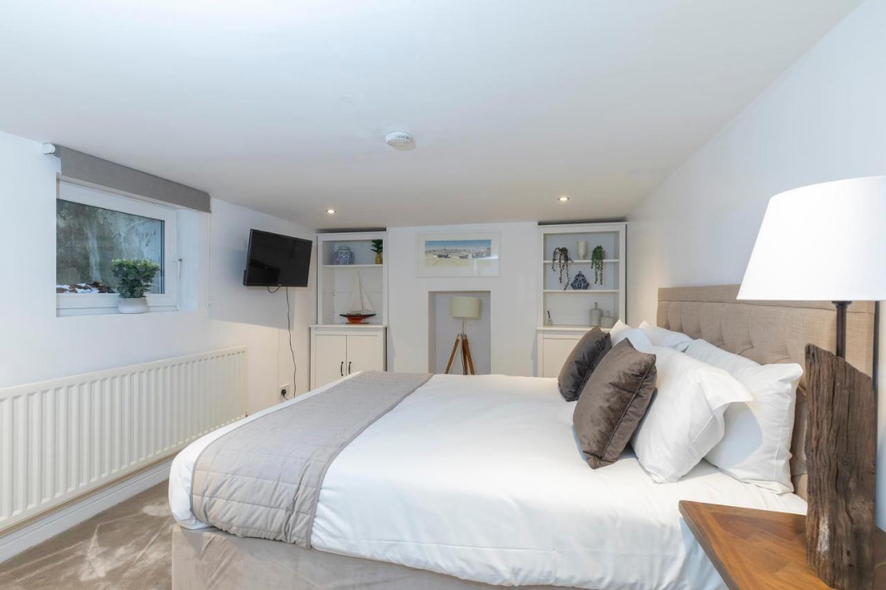 Beautiful 4 Bedroom Home Cheltenham Bagian luar foto