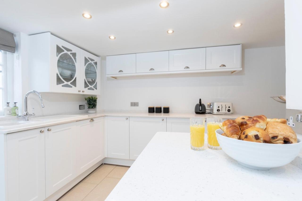 Beautiful 4 Bedroom Home Cheltenham Bagian luar foto