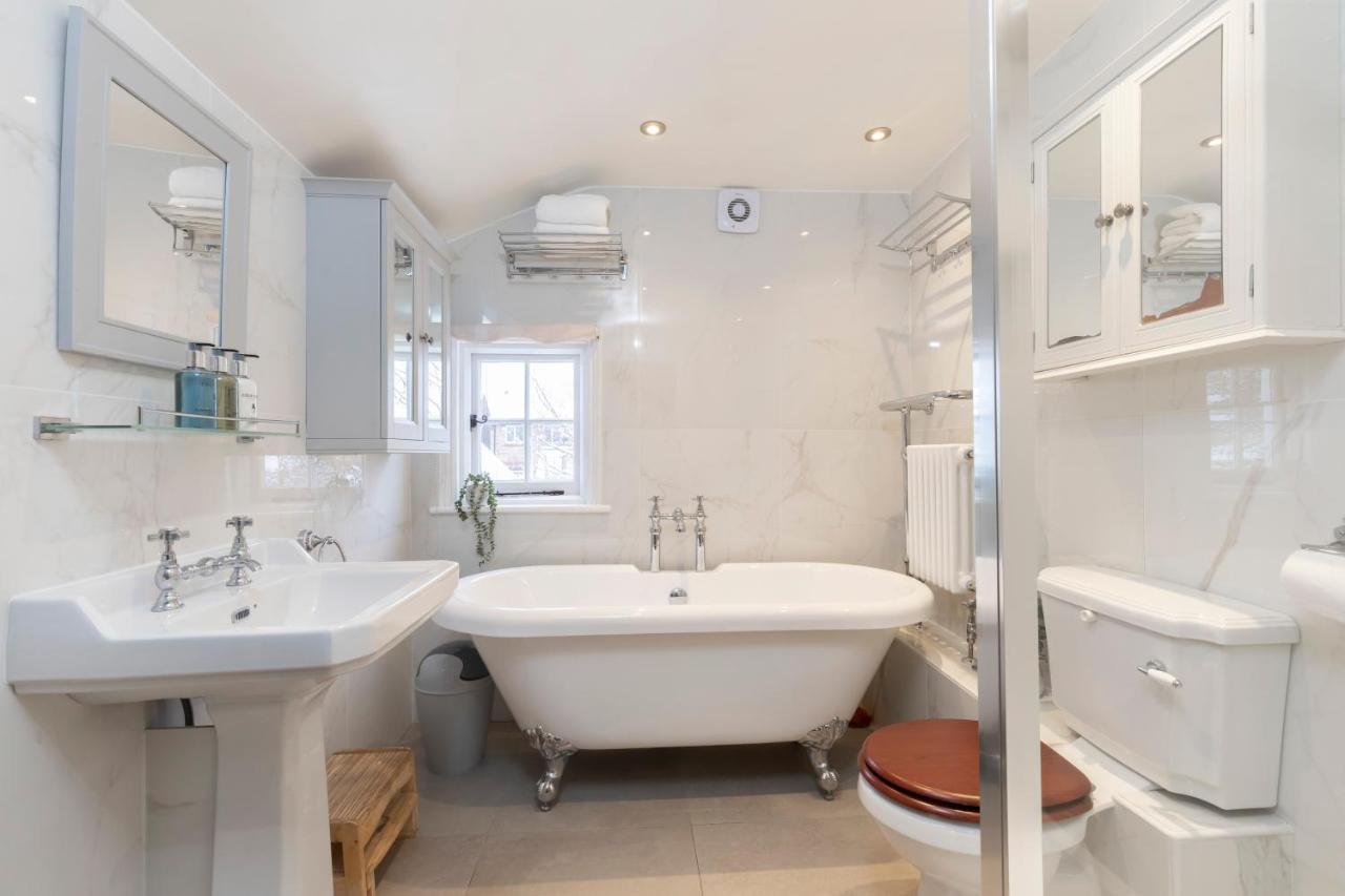 Beautiful 4 Bedroom Home Cheltenham Bagian luar foto