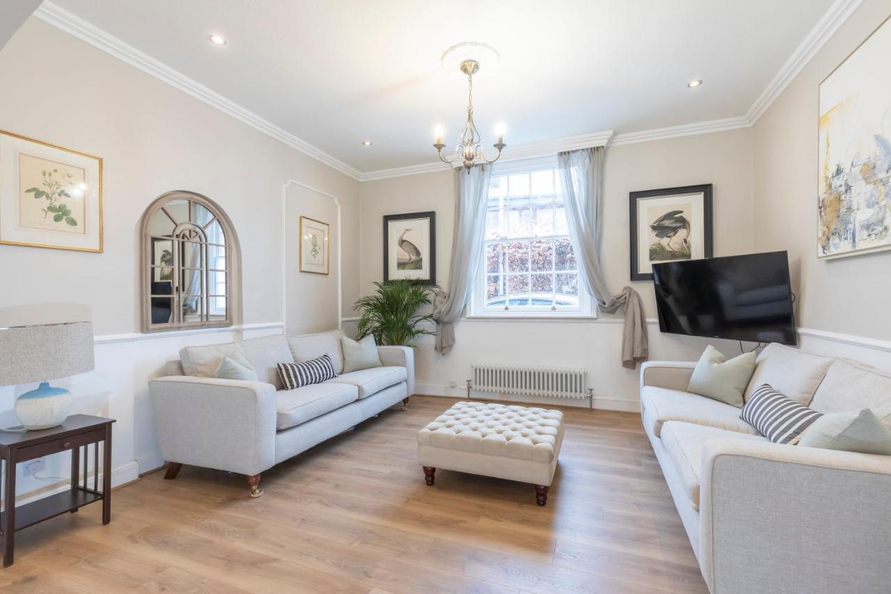 Beautiful 4 Bedroom Home Cheltenham Bagian luar foto