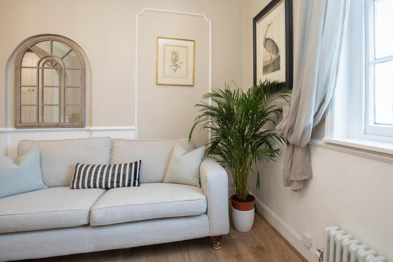 Beautiful 4 Bedroom Home Cheltenham Bagian luar foto