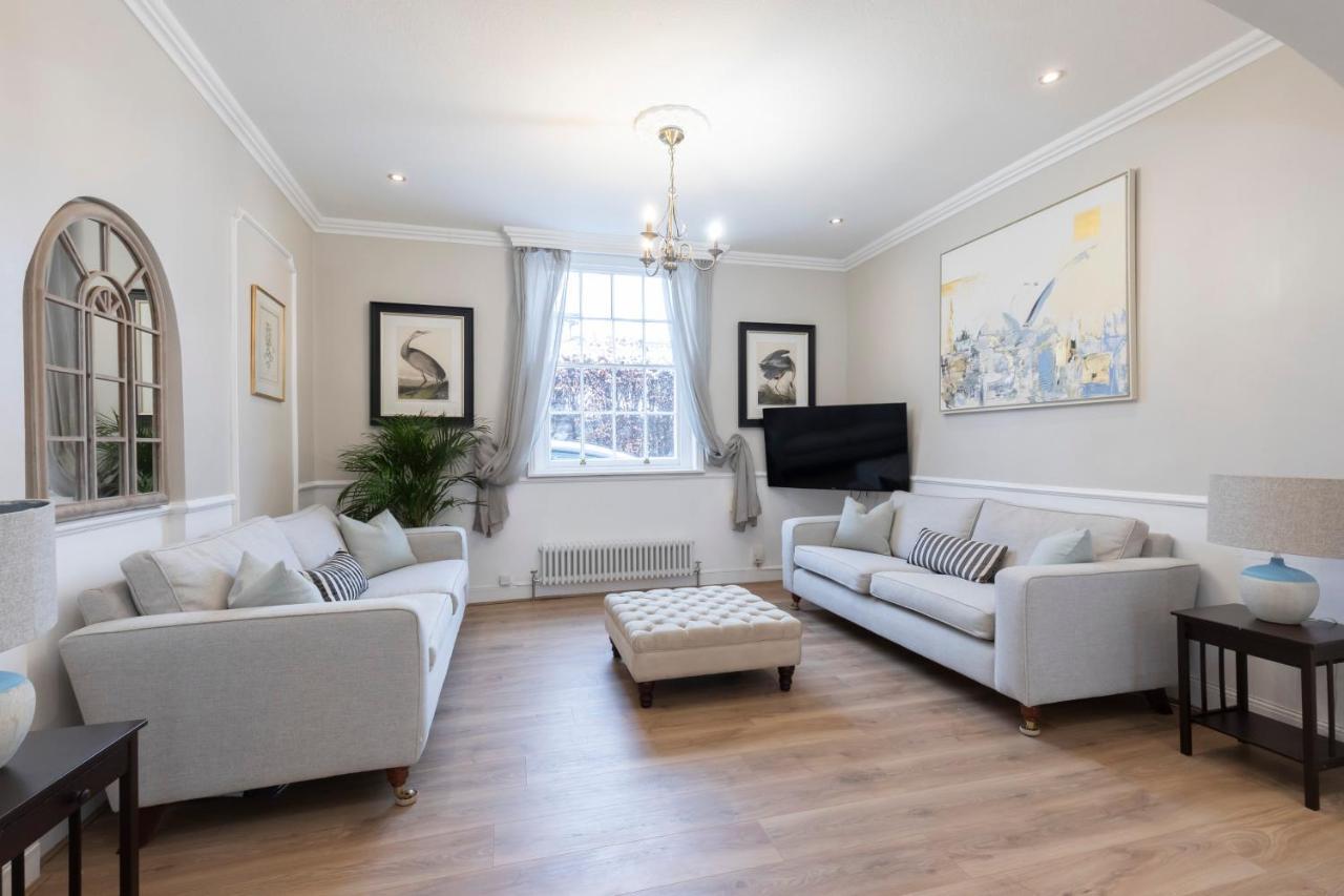 Beautiful 4 Bedroom Home Cheltenham Bagian luar foto
