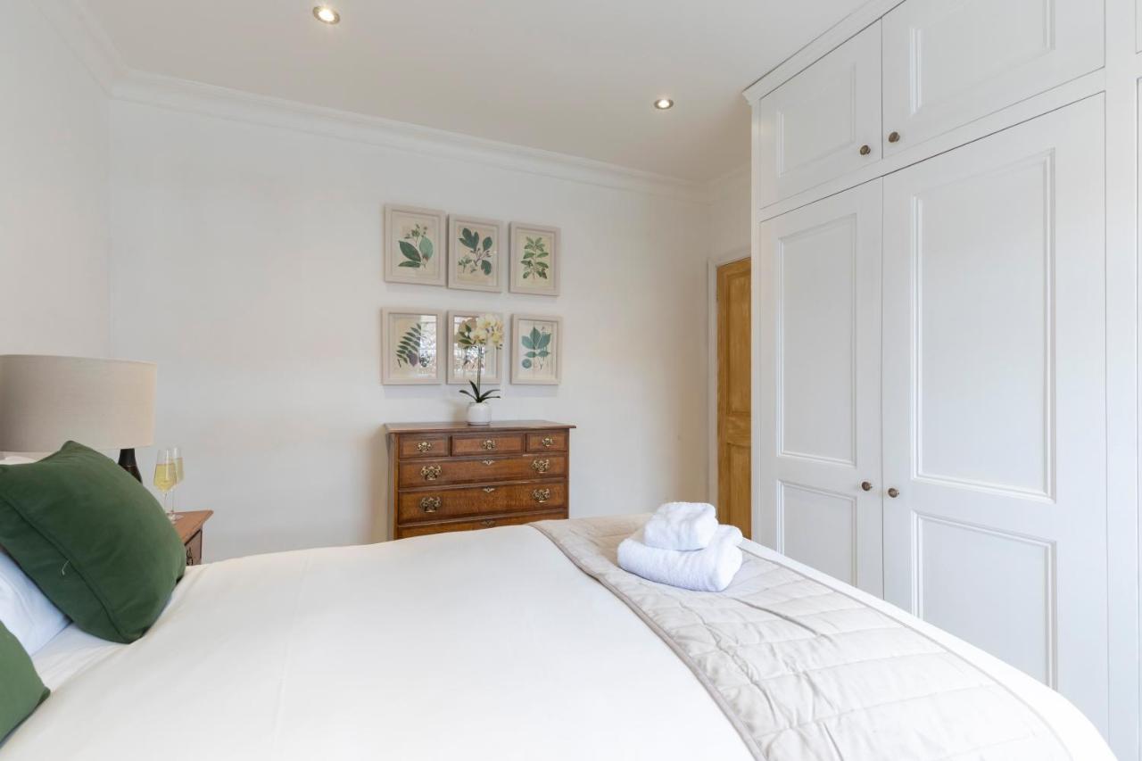 Beautiful 4 Bedroom Home Cheltenham Bagian luar foto
