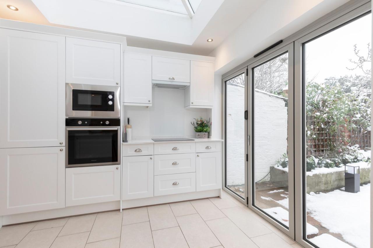 Beautiful 4 Bedroom Home Cheltenham Bagian luar foto