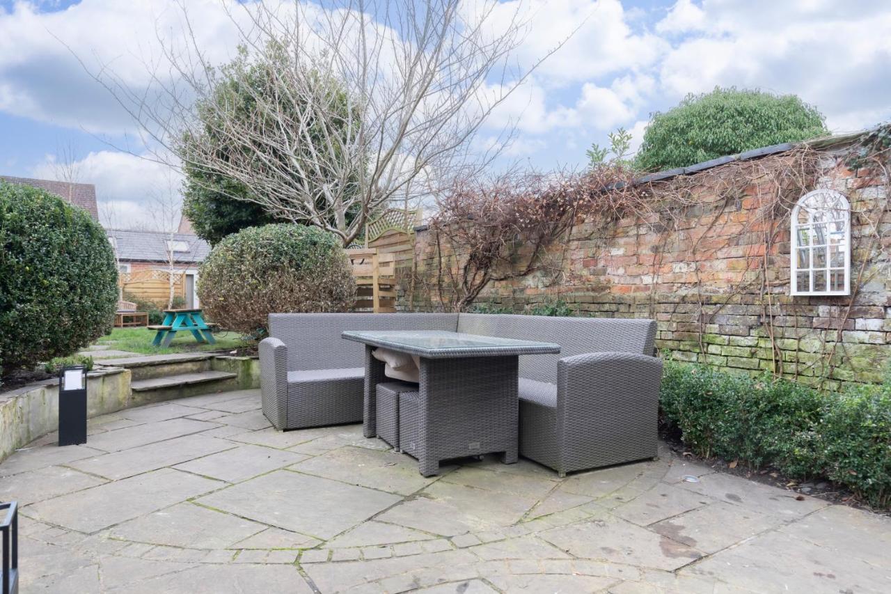 Beautiful 4 Bedroom Home Cheltenham Bagian luar foto