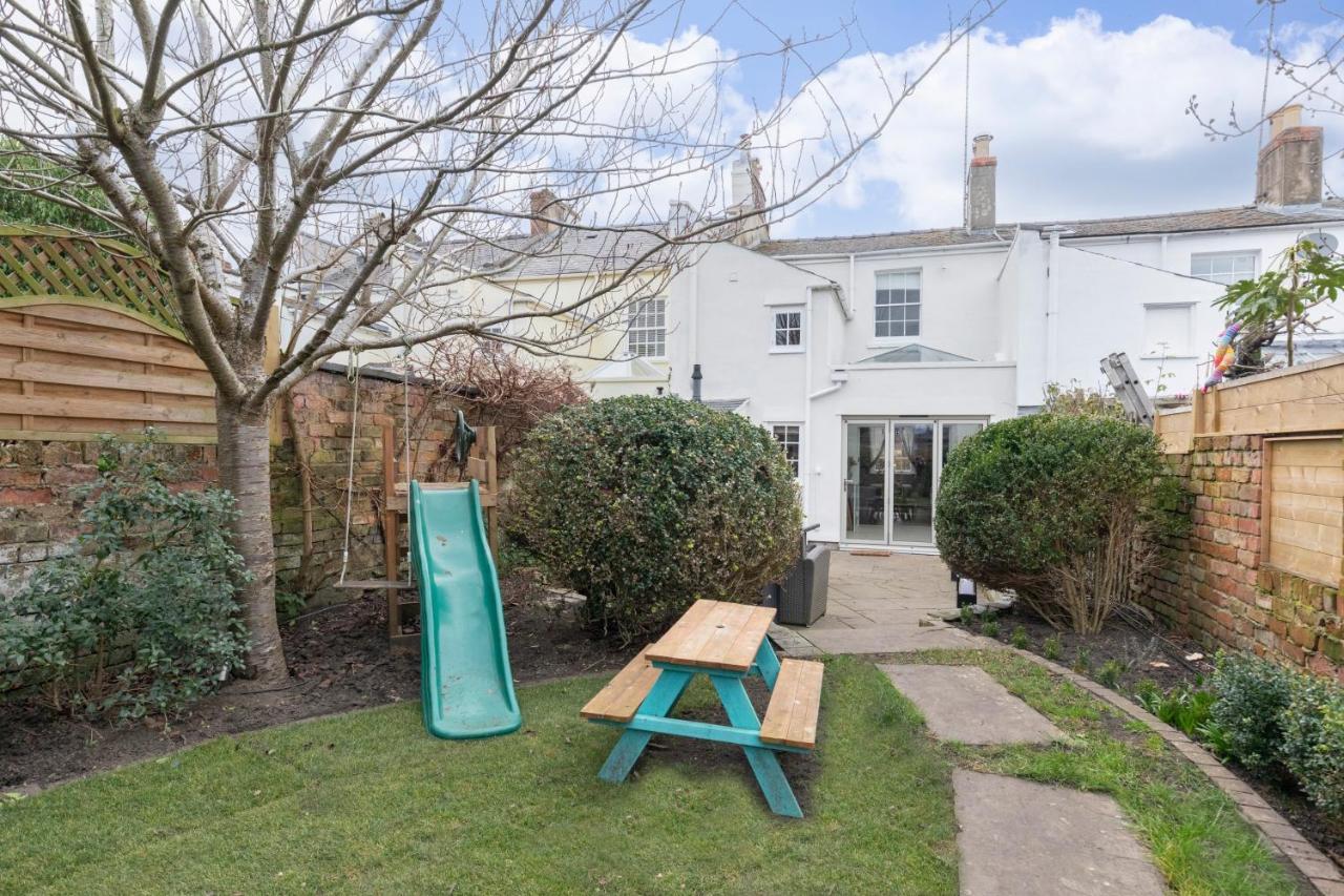 Beautiful 4 Bedroom Home Cheltenham Bagian luar foto