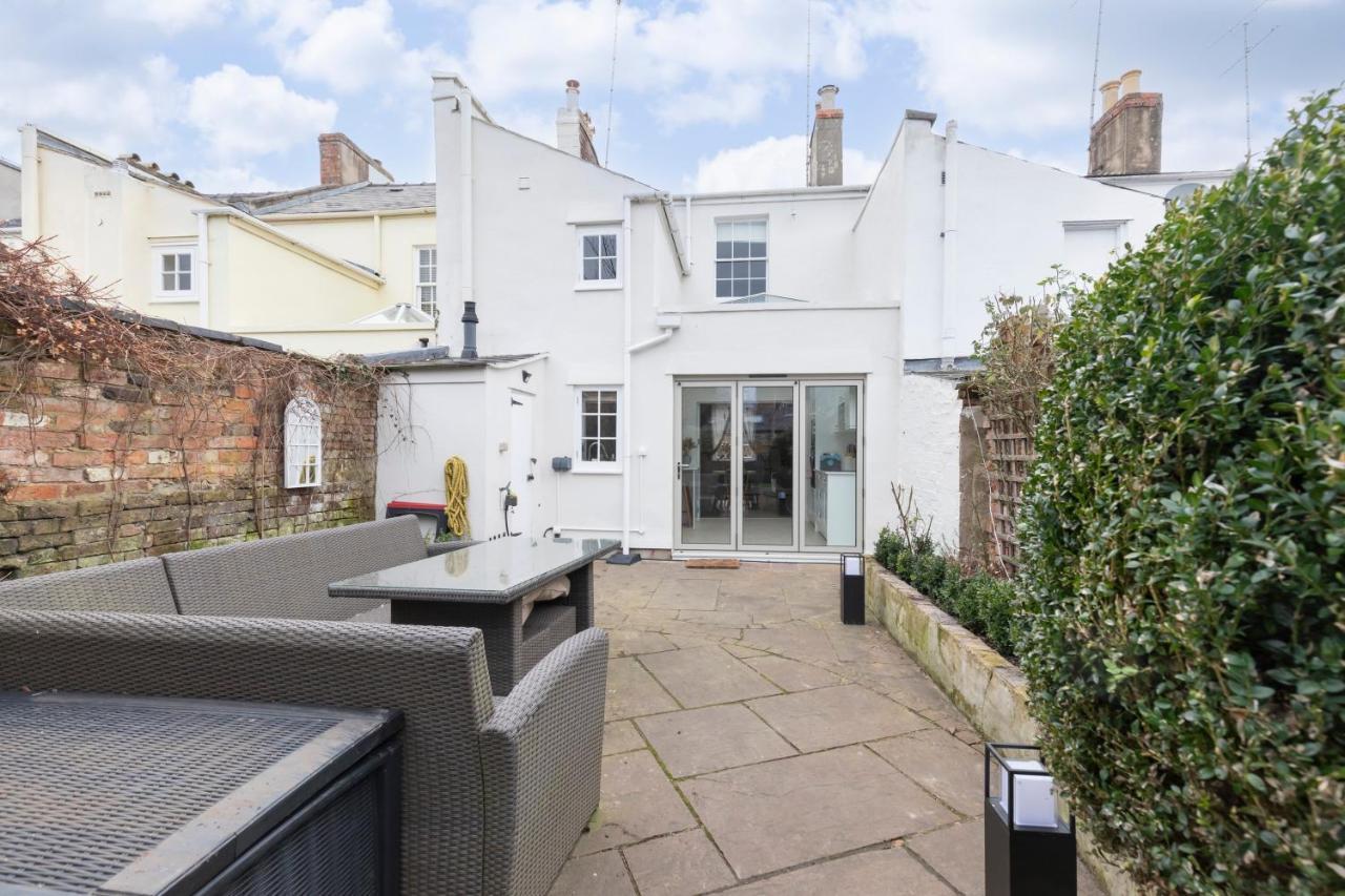 Beautiful 4 Bedroom Home Cheltenham Bagian luar foto